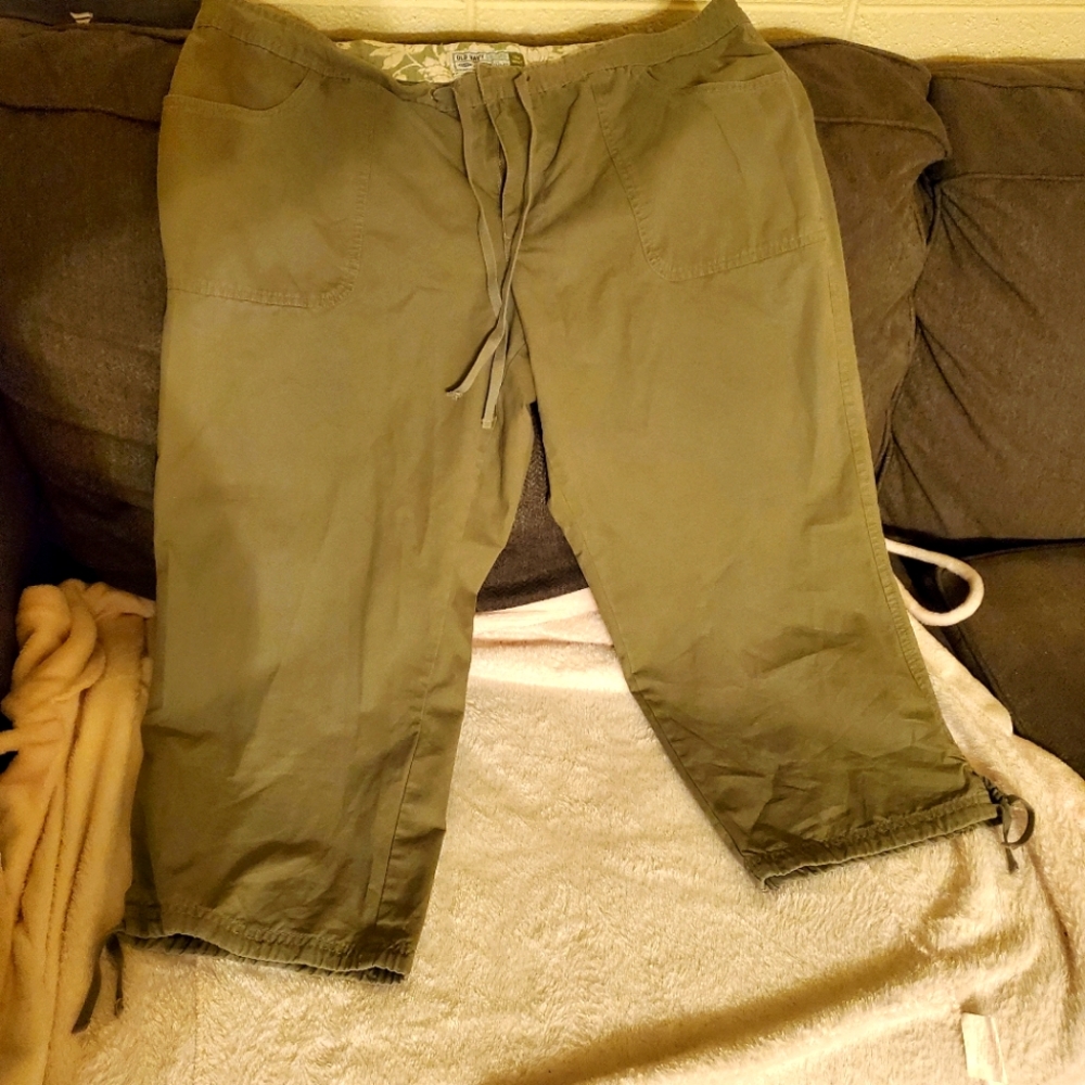 Old Navy Size 18 low waist capri